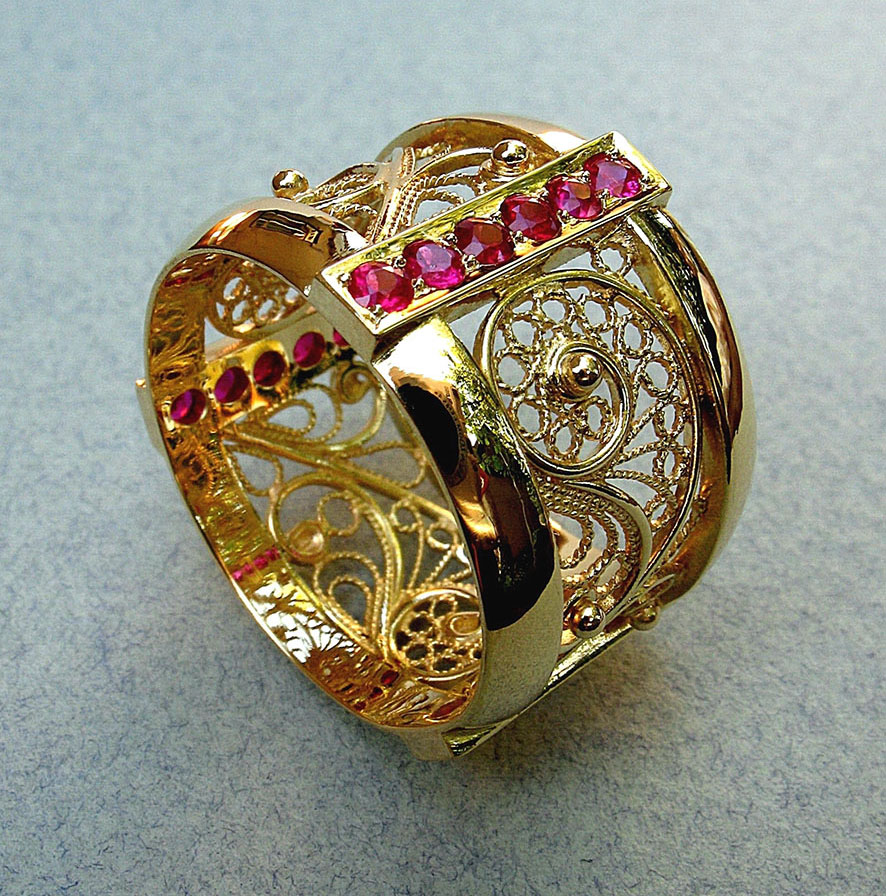 Каблучка. 2008. Латунь, штучні корунди, філігрань